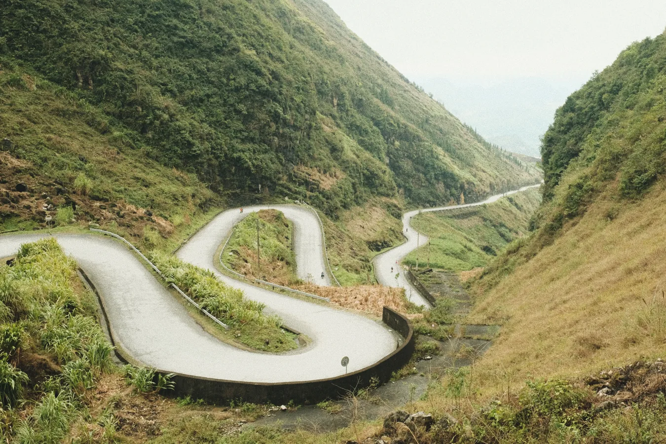 Mountain road representing cargo transport to Leh and Ladakh